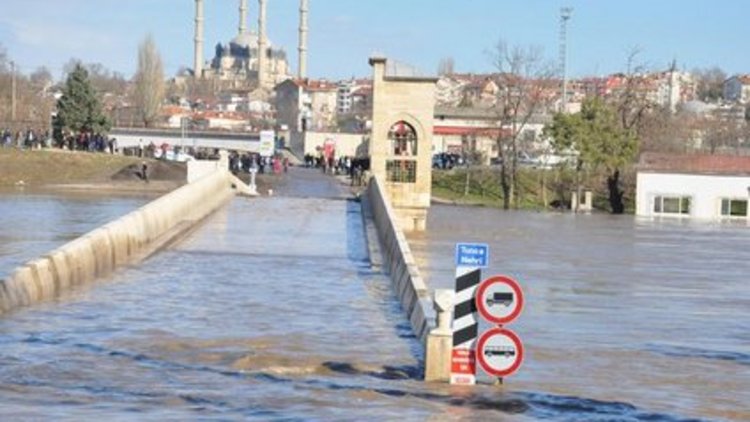 Tarihi köprüler suya gömüldü