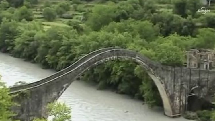 Osmanlı köprüsü suya gömüldü