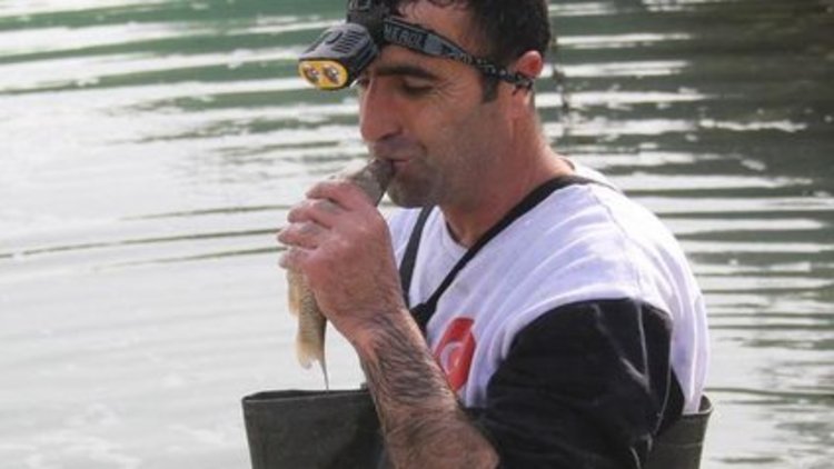 Balıklara hayat öpücüğü