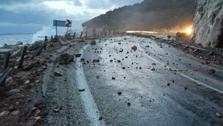 Dalgalar yolu parçaladı