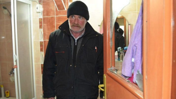 Evinde saldırıya uğradı