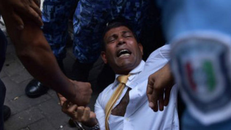 Eski lider sürüklenerek mahkemeye götürüldü