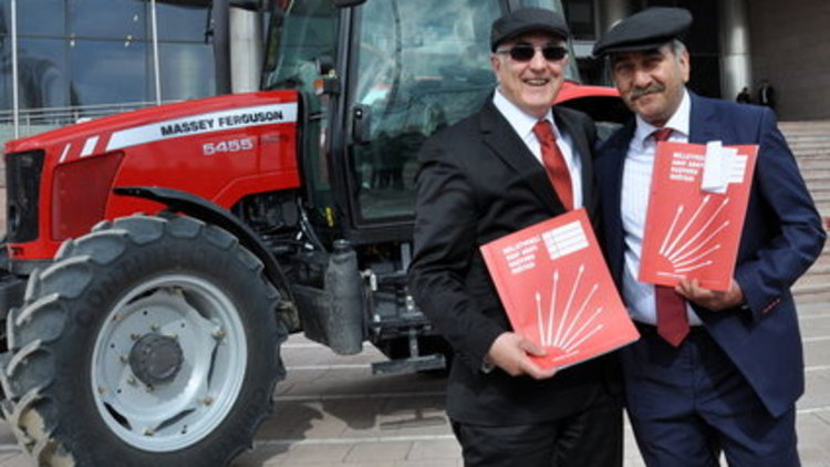 Traktörle adaylık başvurusu