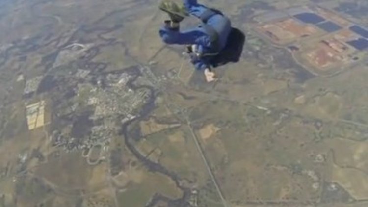 Paraşütçü havada bayıldı