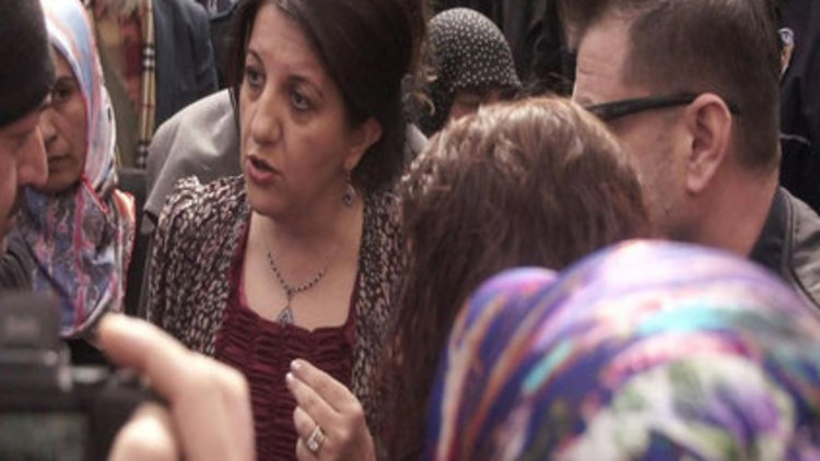 Mitingde pankart tartışması