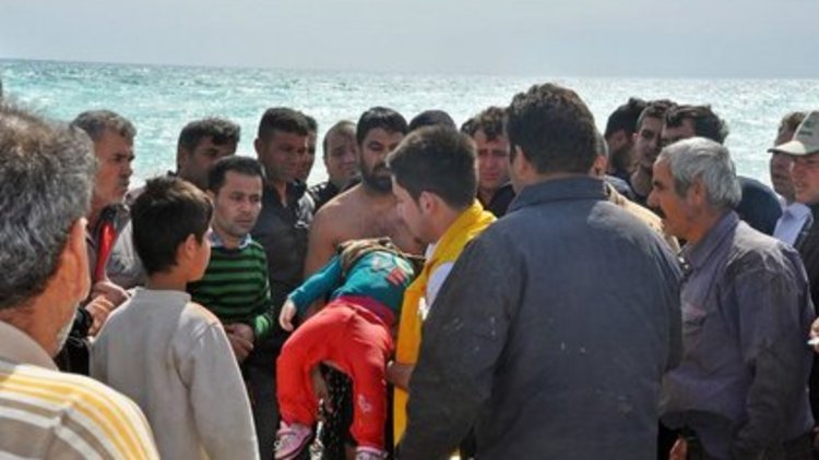 Dev dalgaların kurbanı oldu