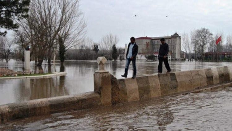 Edirne'de sular yükseliyor