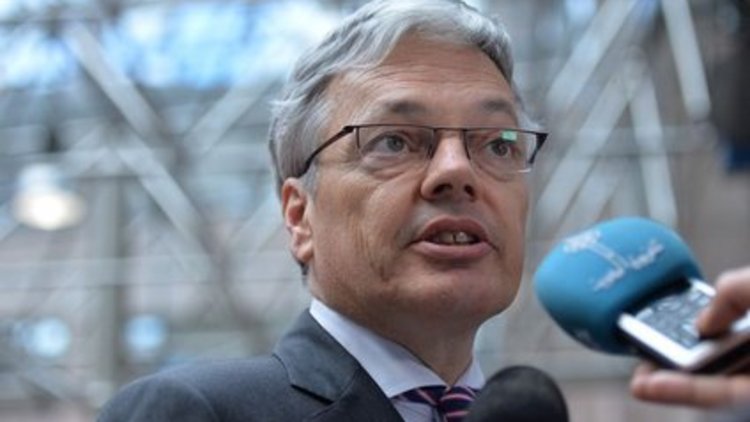 Dışişleri Bakanı yüzünü siyaha boyadı