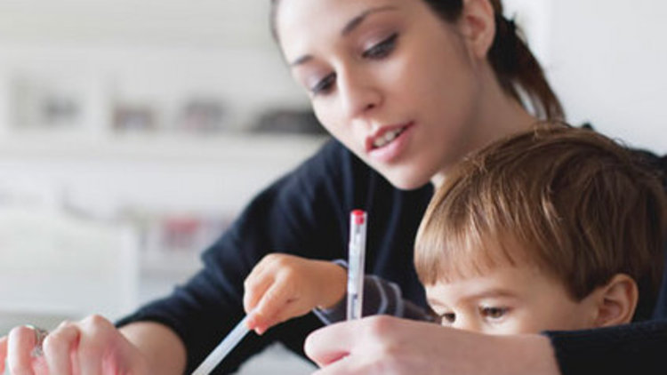 Çalışan annelere 300 euro bakıcı desteği