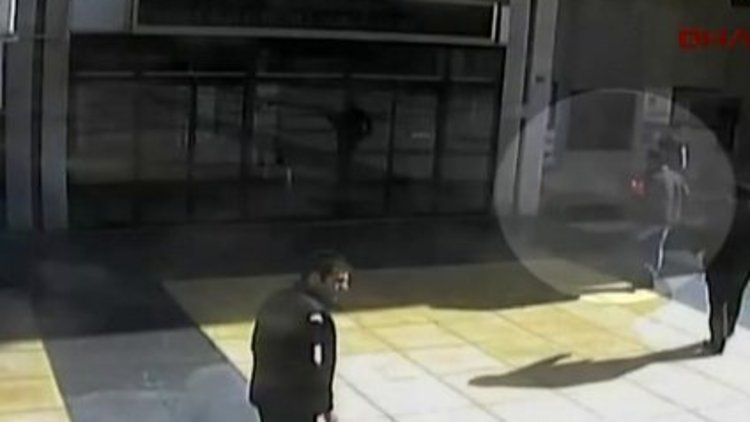 Kucağında ölen bebeğiyle belediye koridorlarında