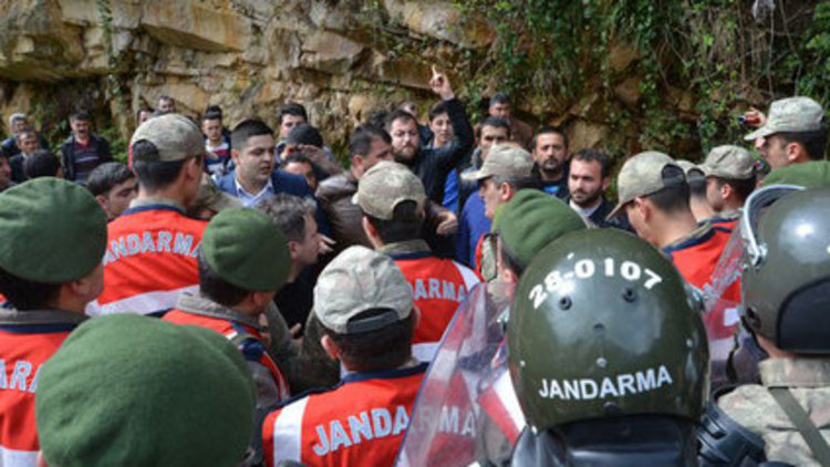Şafak Yayla'nın cenazesinde olay