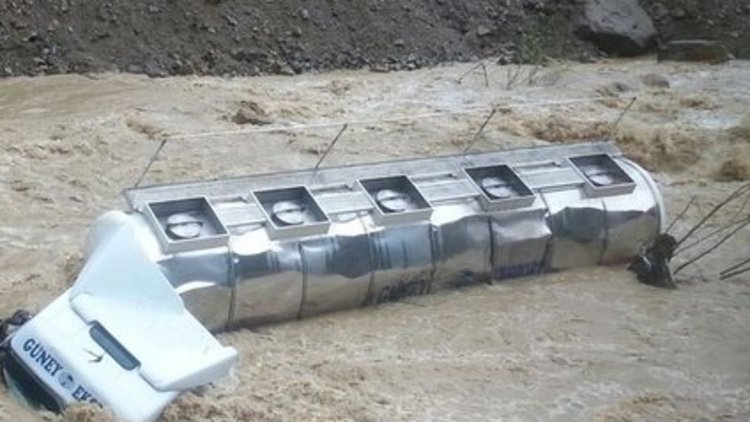 TIR akıntıya kapıldı, ırmağa uçtu