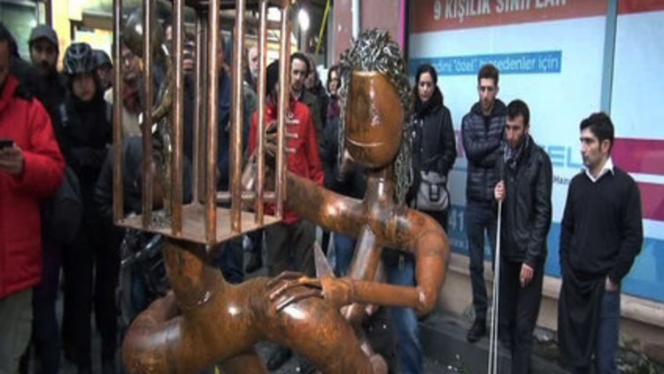 Kartopu cinayeti heykel oldu