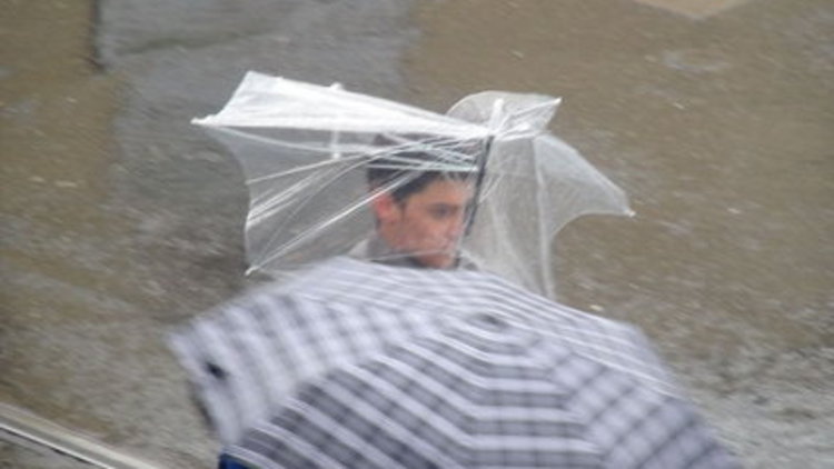 İstanbul'da şemsiyeler havada uçuştu