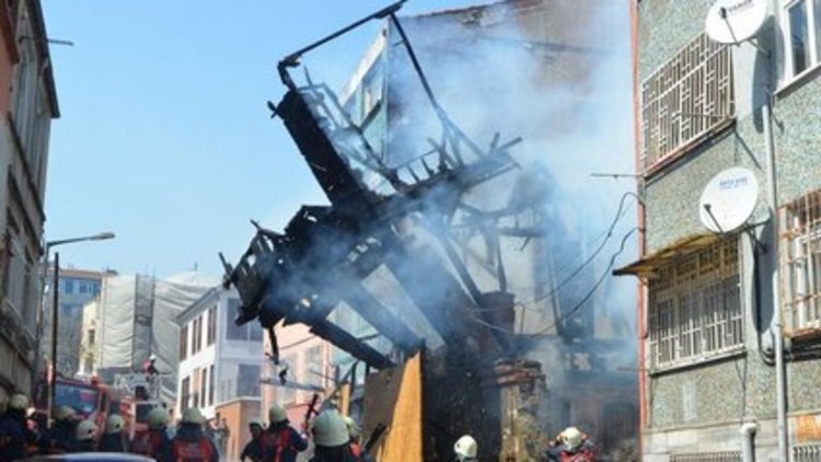 Tarihi ahşap bina böyle yandı