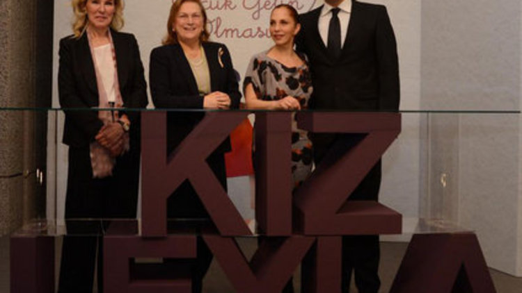 Çocuk gelinler için şarkı yazdılar