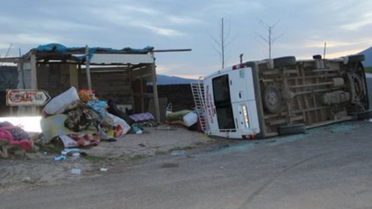 İşçi minibüsü devrildi: 22 yaralı