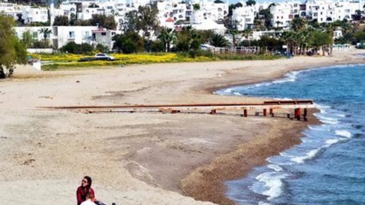 Bodrum&#039;da deniz suyu çekildi 