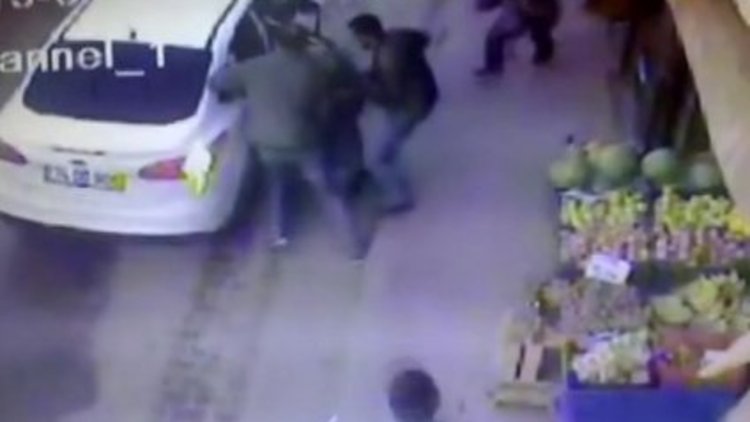 Sokak ortasında kız kaçırdılar