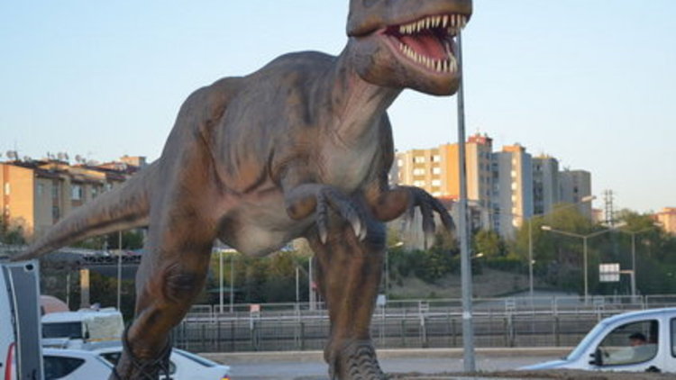Robot gitti, dinozor geldi