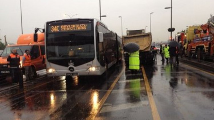Kamyon metrobüs yoluna girdi 