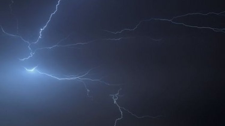 Yıldırımlar İstanbul'u "vurdu"