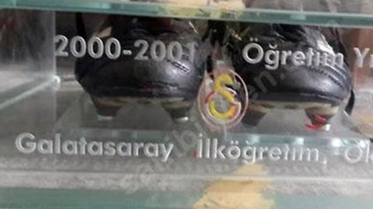 Hagi'nin ayakkabıları satılıyor