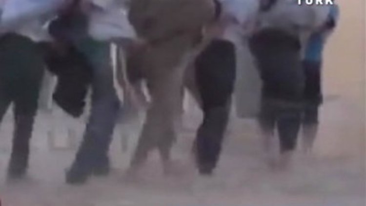 Zincirleyip çölde yürüttüler