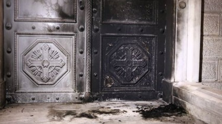 Kadıköy'de kilise kapısını yaktılar