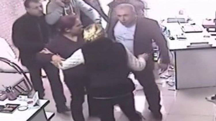 İzmir'de 5 erkek bir kadına saldırdı