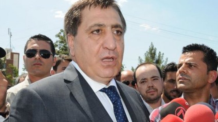 Vali&#039;ye soru soran gazetecilere gözaltı