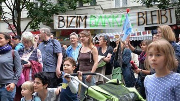 Almanya'da mahalleli 'Bizim Bakkal'a sahip çıkıyor