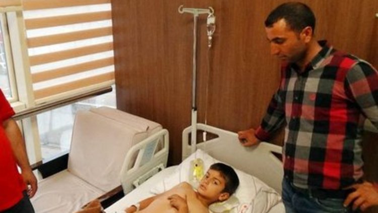 Hastane yerine küçük çocuğu tarlaya attı