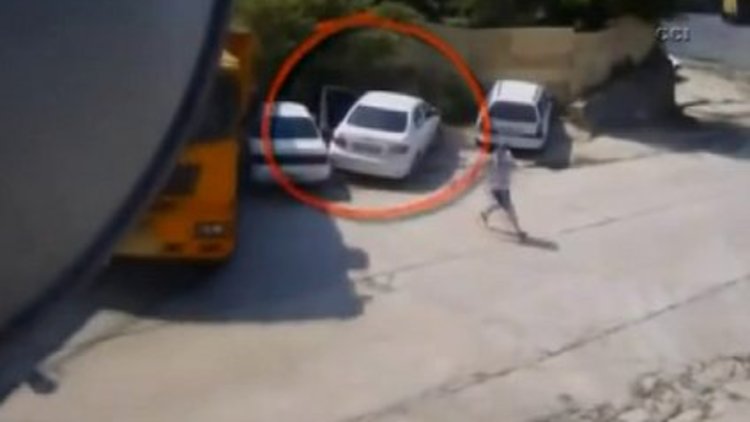 Kamyonun altında kalmaktan son anda kurtuldu