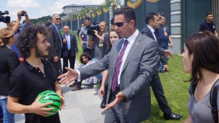 Saray'ın önünde eylem