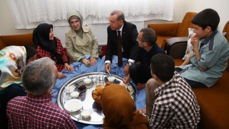 Erdoğan konuk olduğu evde yer sofrasında iftar yaptı