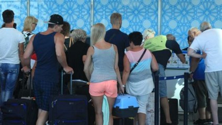 Turistler Tunus'tan kaçıyor