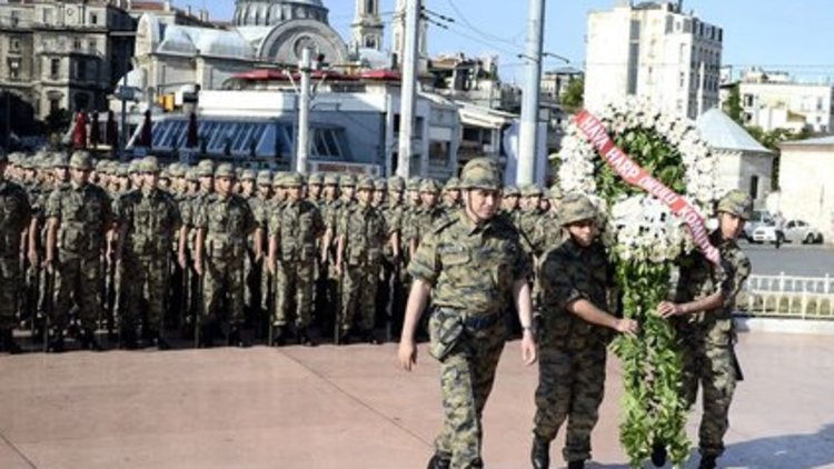 Hava Harp Akademisi öğrencileri Taksim'e çıktı