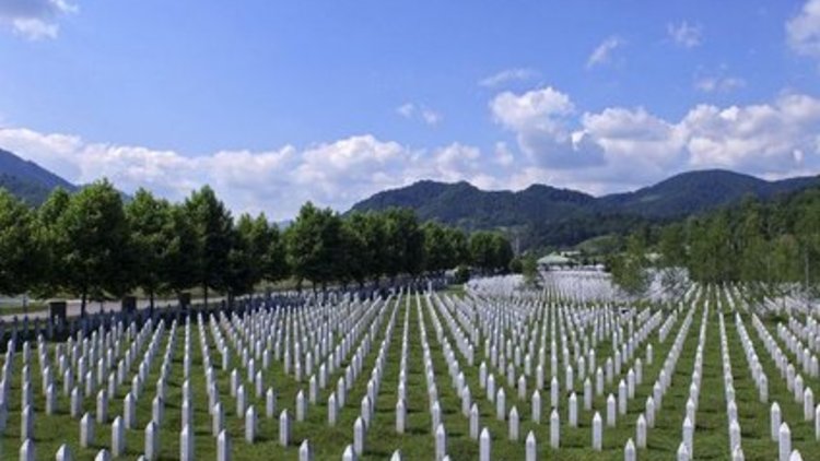 Srebrenitsa'ya "soykırım" diyemediler!