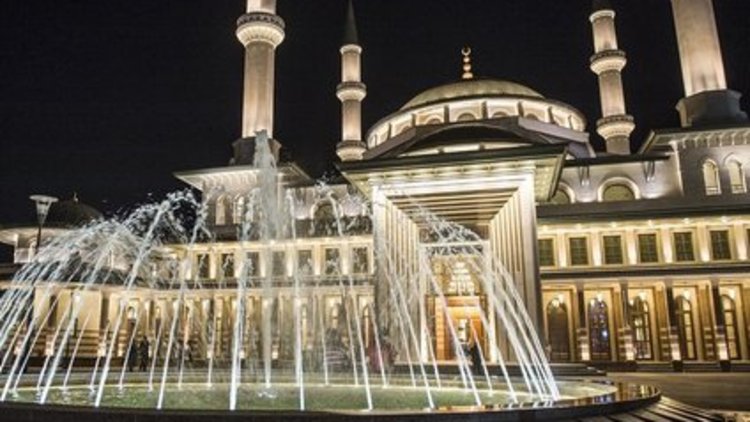 Cumhurbaşkanlığı'ndaki Millet Camii Teravih namazında doldu taştı