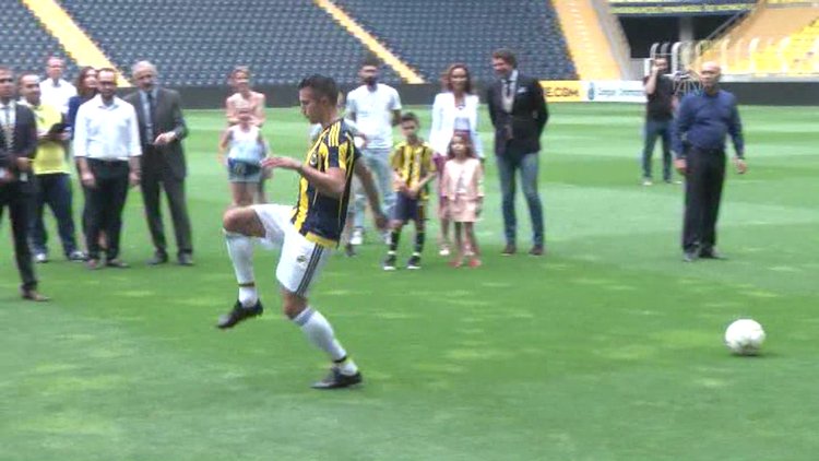 Van Persie, taraftar önünde imza attı