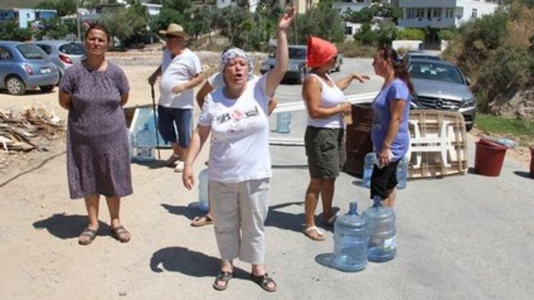 Muğla'da 2 aydır suları akmayan mahalleli yol kapattı