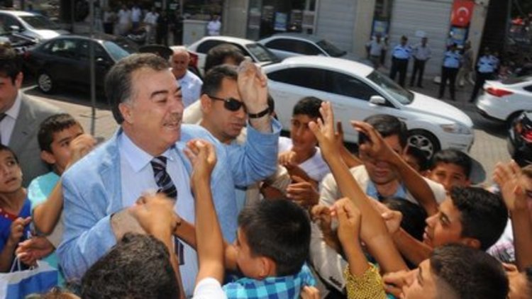 Vali harçlık dağıtırken izdiham çıktı