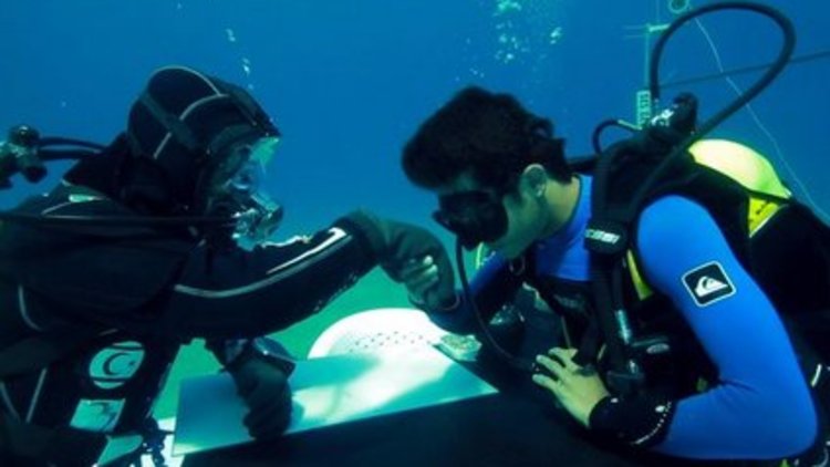 Dalgıç Cem Karabay, bayramı su altında geçiriyor