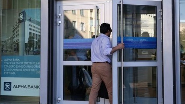 Komşuda bankalar açıldı