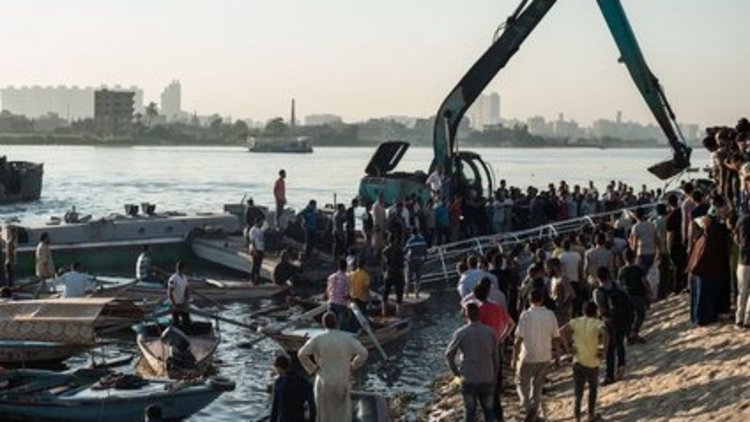 Nil Nehri'nde iki gemi çarpıştı 
