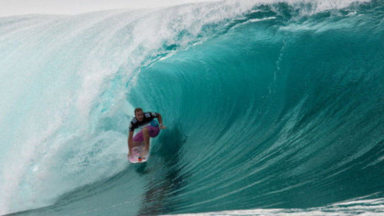 Sırtını ateşe vererek sörf yaptı