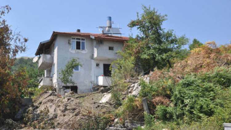 Zonguldak'ta heyelan: 3 bina ve bir okul yerle bir oldu