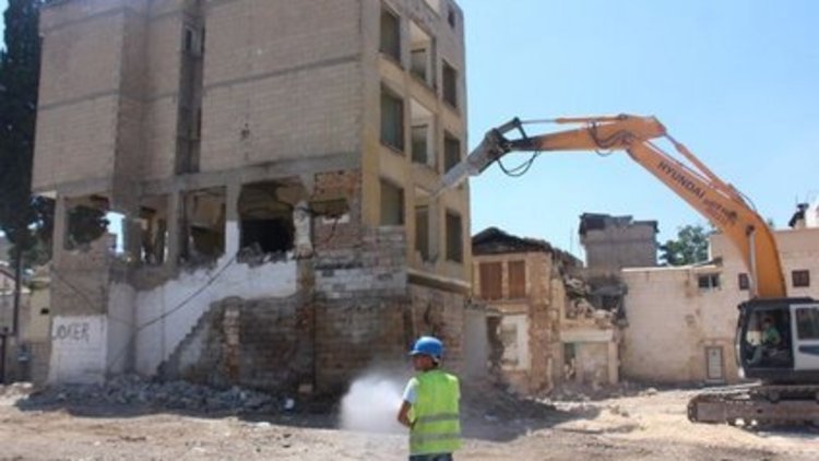 Gaziantep'te bina yıkımı kameralara yansıdı!