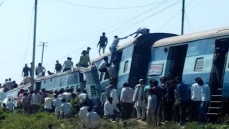 Hindistan&#039;da iki tren raydan çıktı: 24 ölü